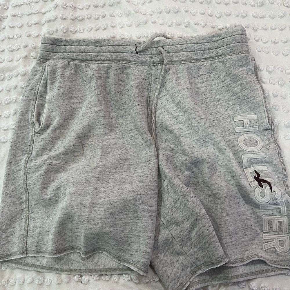 GRAY HOLLISTER SHORTS SIZE MEDIUM